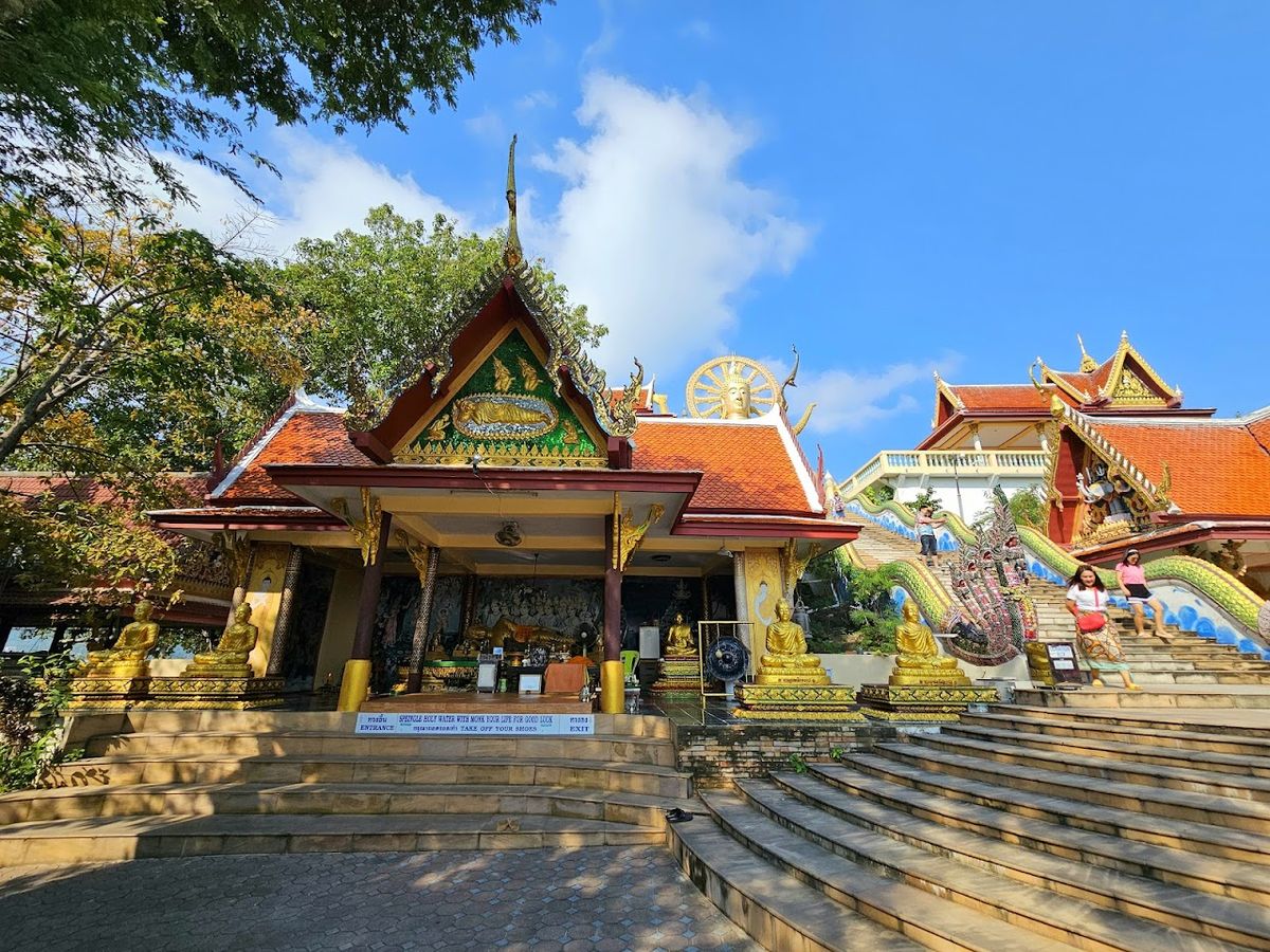 Wat Phra Yai photo 2