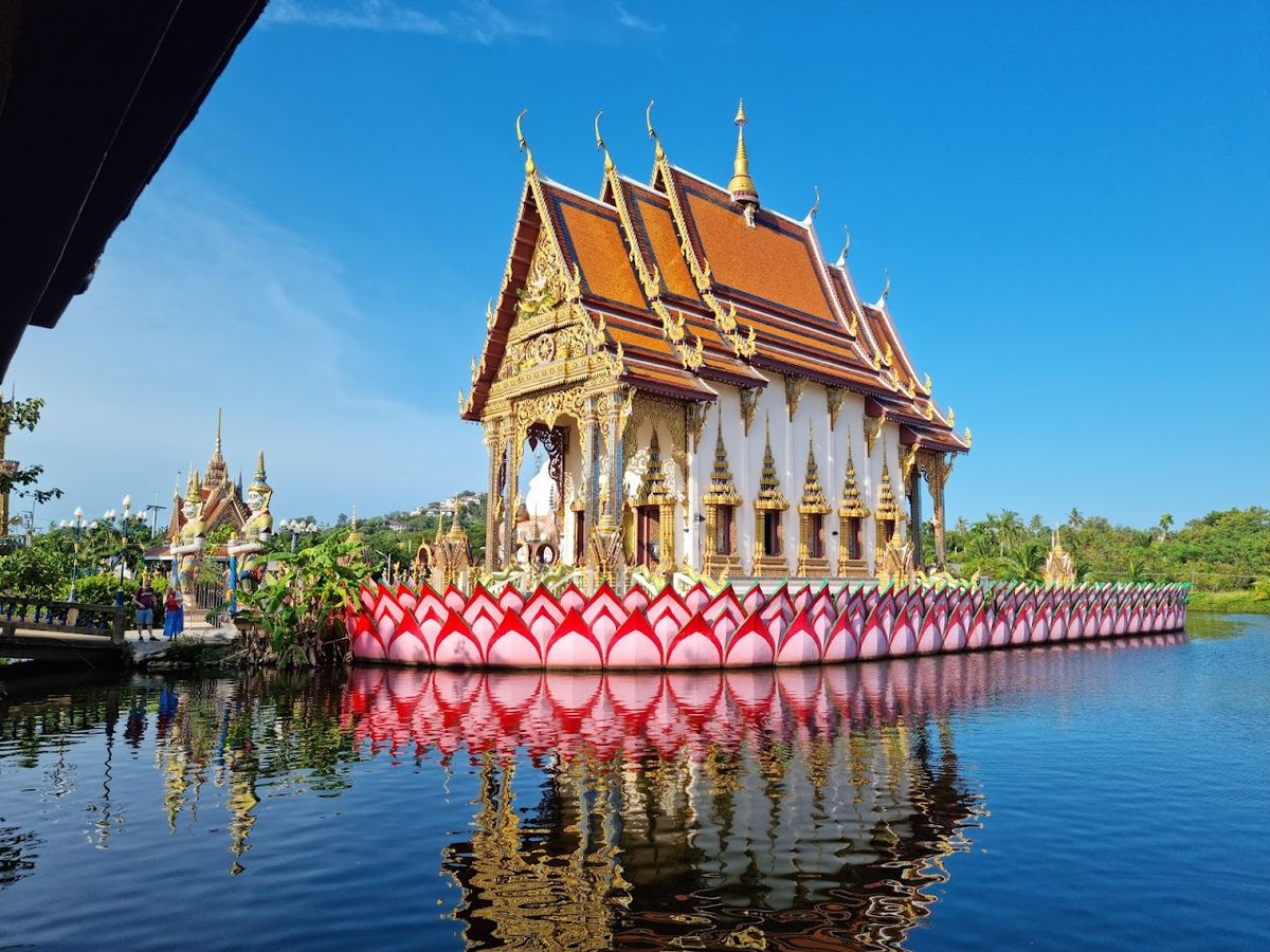 Wat Plai Laem photo 4