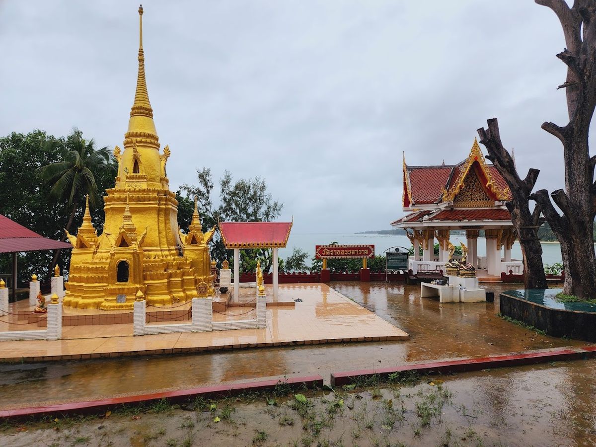 Wat Ratchathammaram Red Temple photo 3