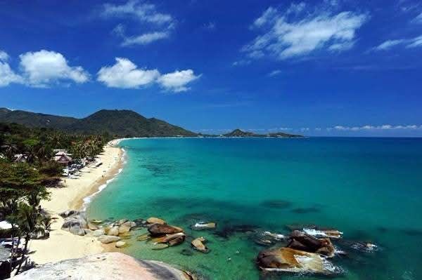Lamai Beach, Koh Samui — sandy shoreline with granite boulders at the water's edge and turquoise water beyond