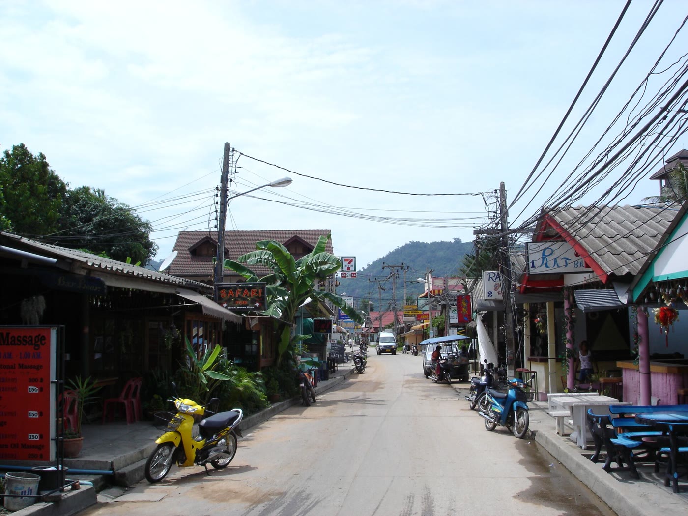 Lamai town, a block back from the beach. Photo: Toeffie, Wikimedia Commons, CC BY-SA 3.0. Lamai's main road, Koh Samui, with shops, a 7-Eleven and low buildings rather than a club strip