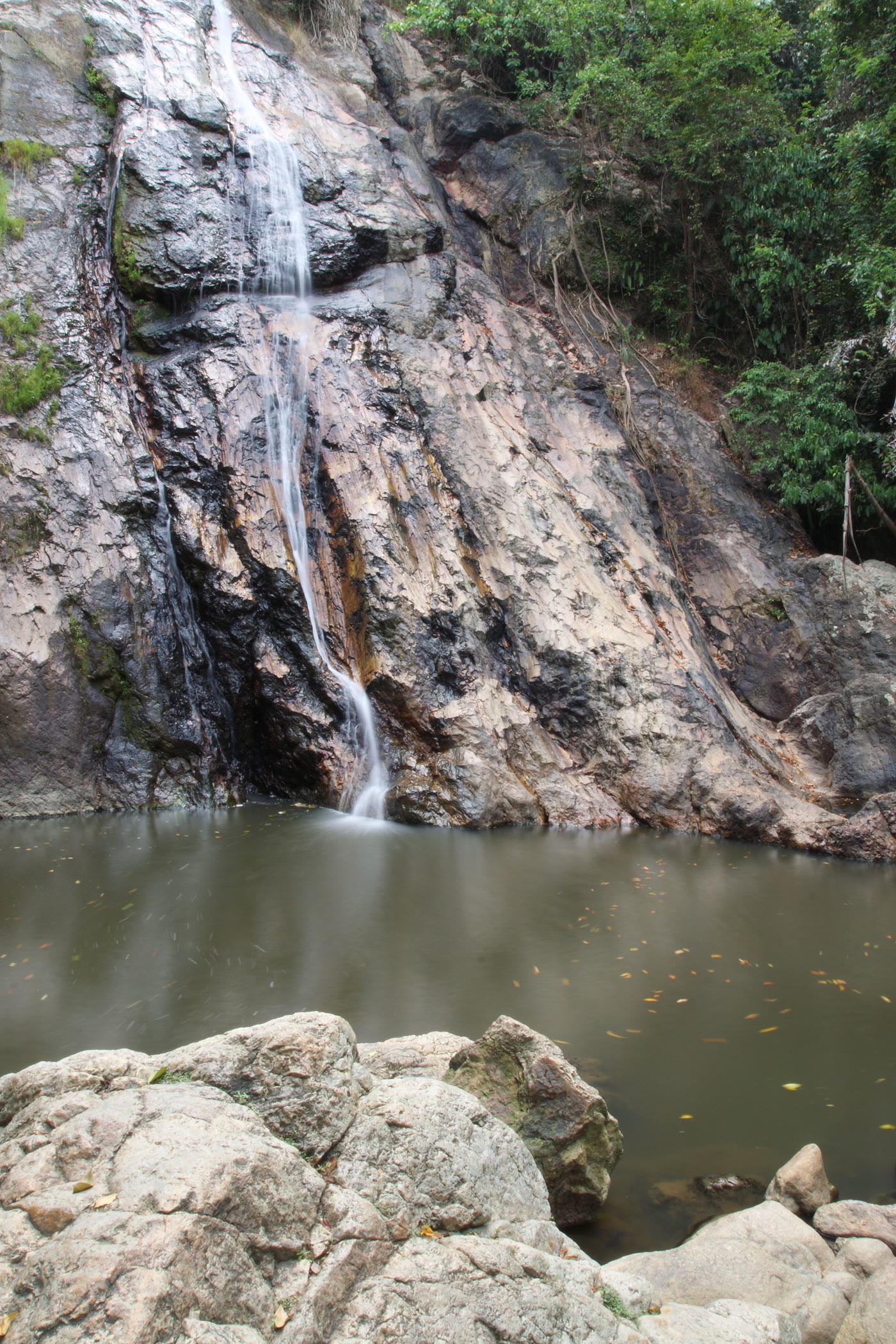 The lower Na Muang waterfall