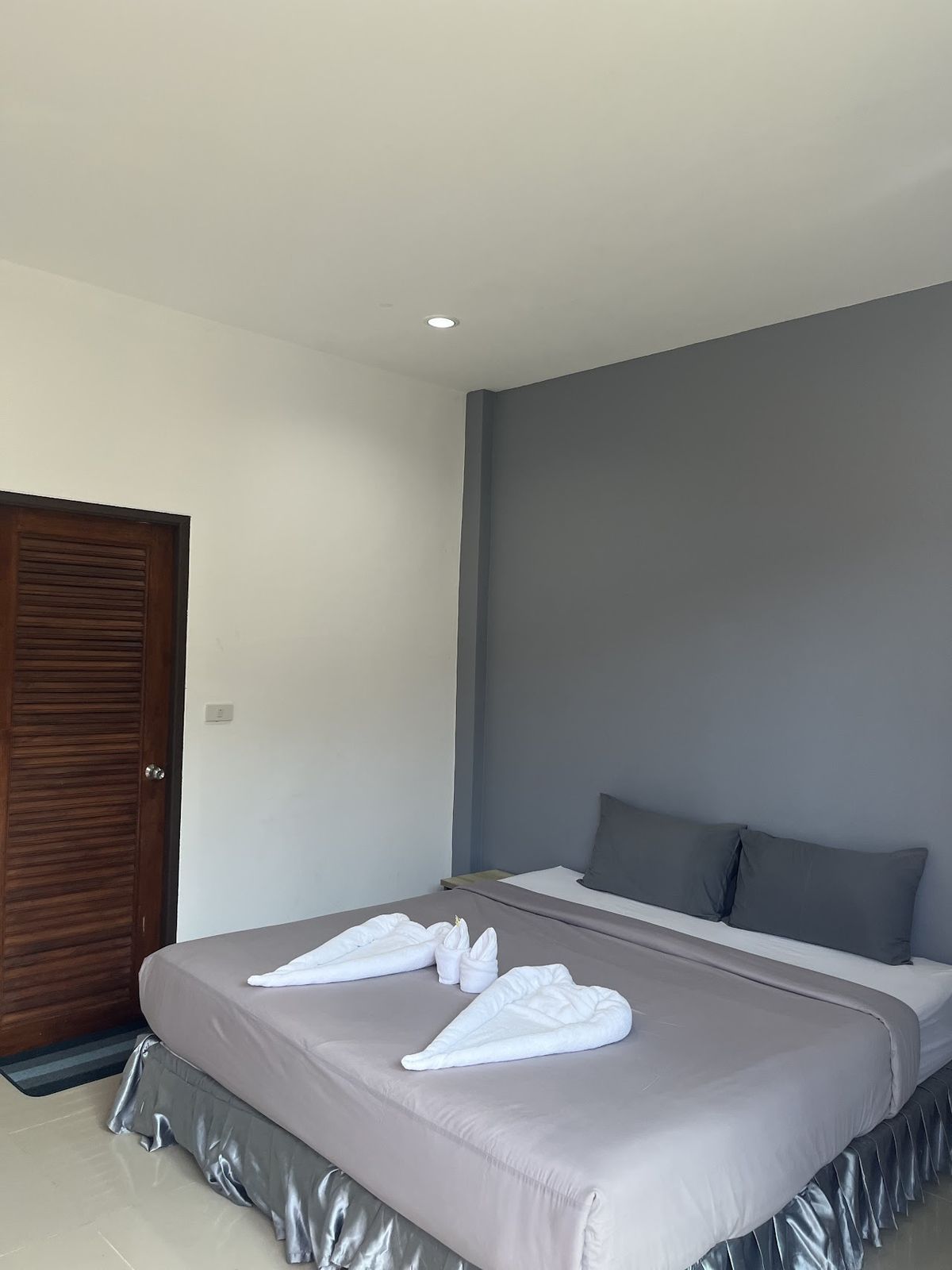 3 Tigers Resort & Hostel pool and grounds in Chaweng