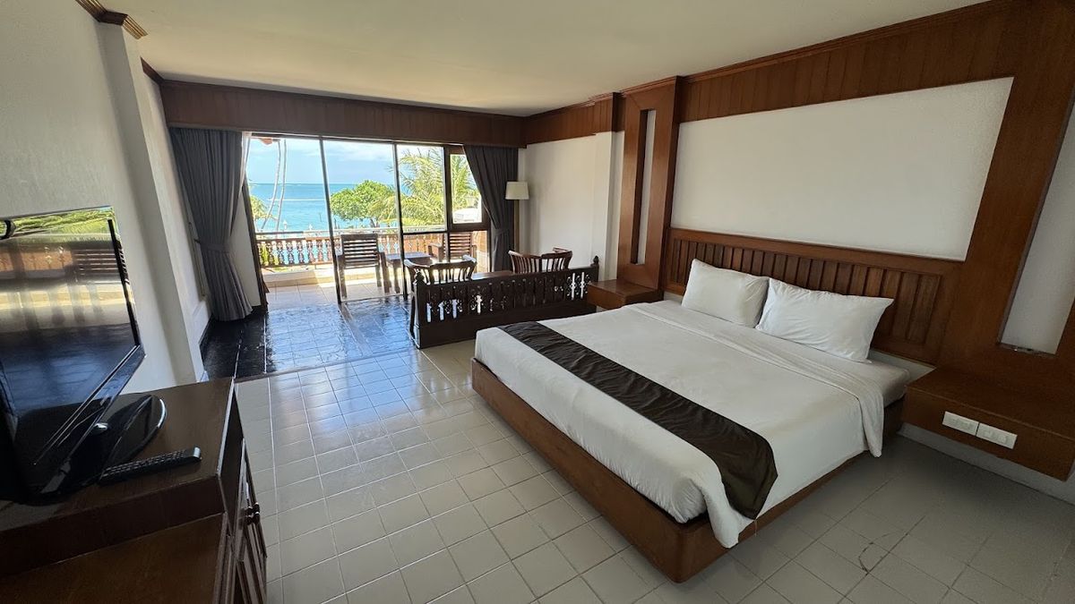 Aloha Resort pool and grounds in Lamai