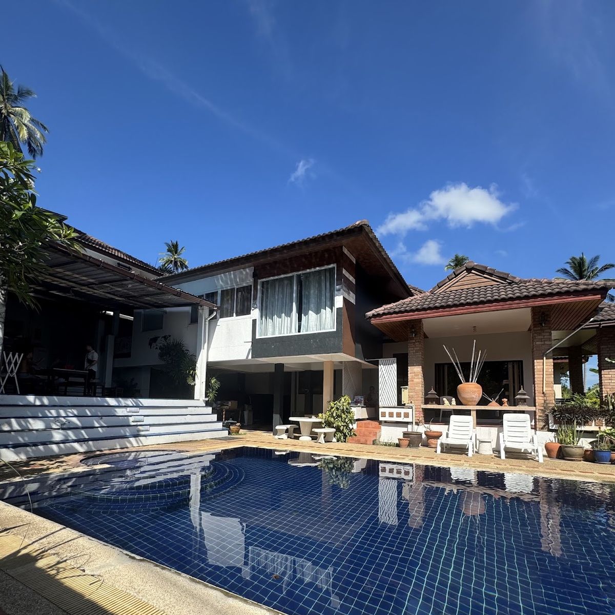 Ananas Samui Hostel exterior in Maenam