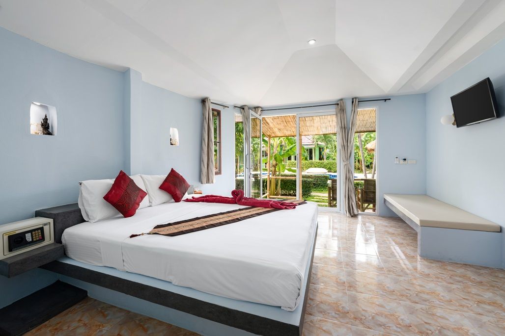 Avocado Samui Resort pool and grounds in Fisherman's Village