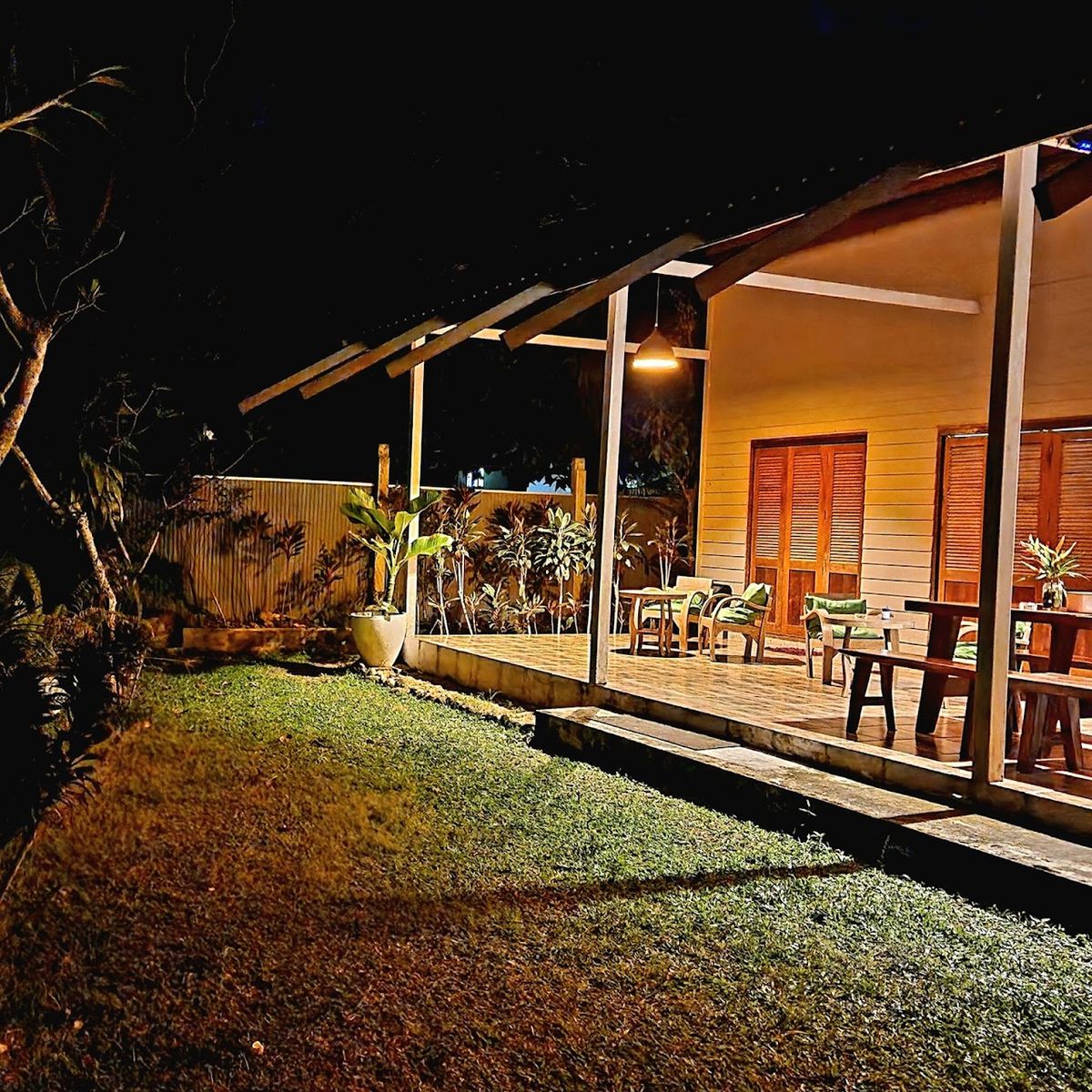Baan Hinlad Home and Hostel exterior in Nathon