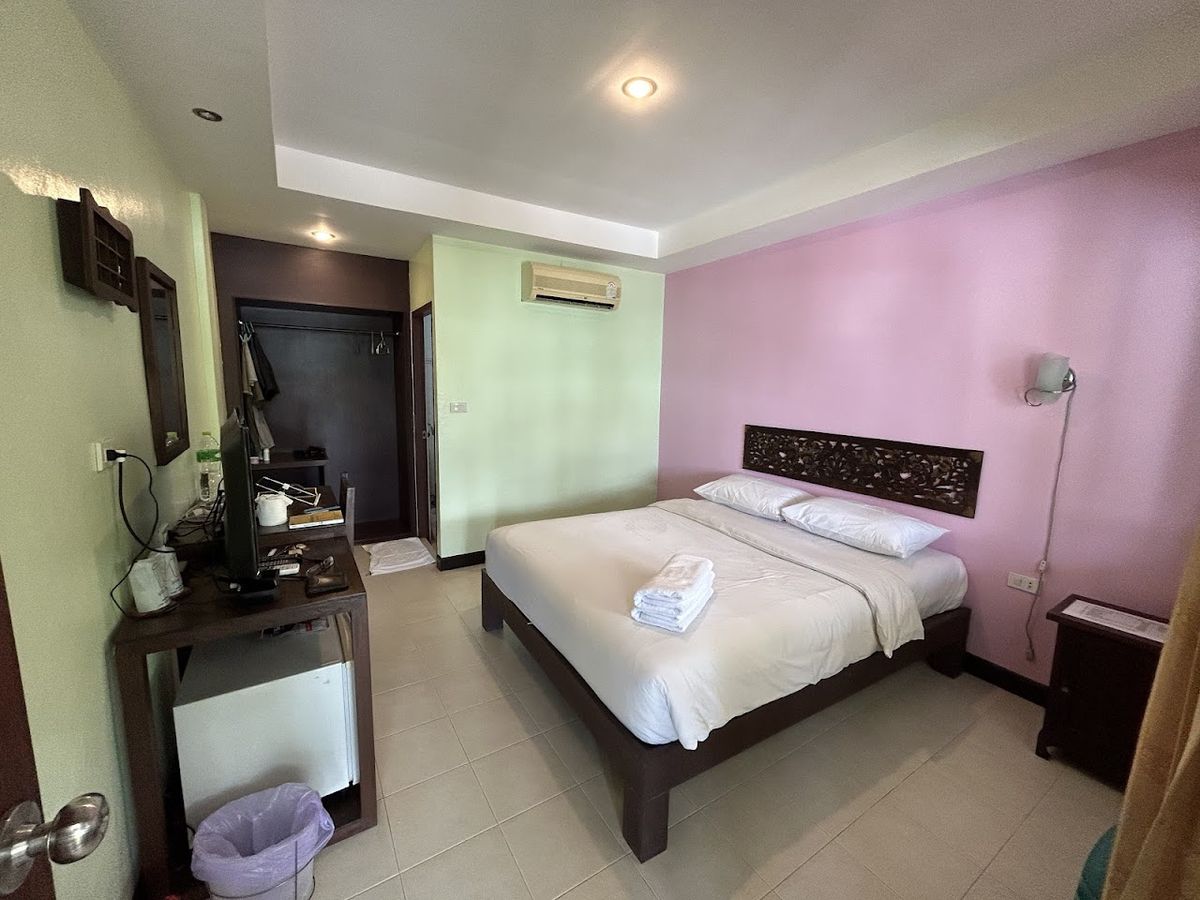 Baan Karnjana Hotel pool and grounds in Lamai