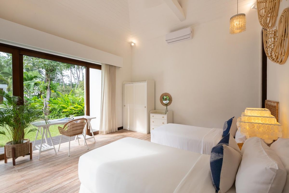 Ban Suriya pool and grounds in Lipa Noi