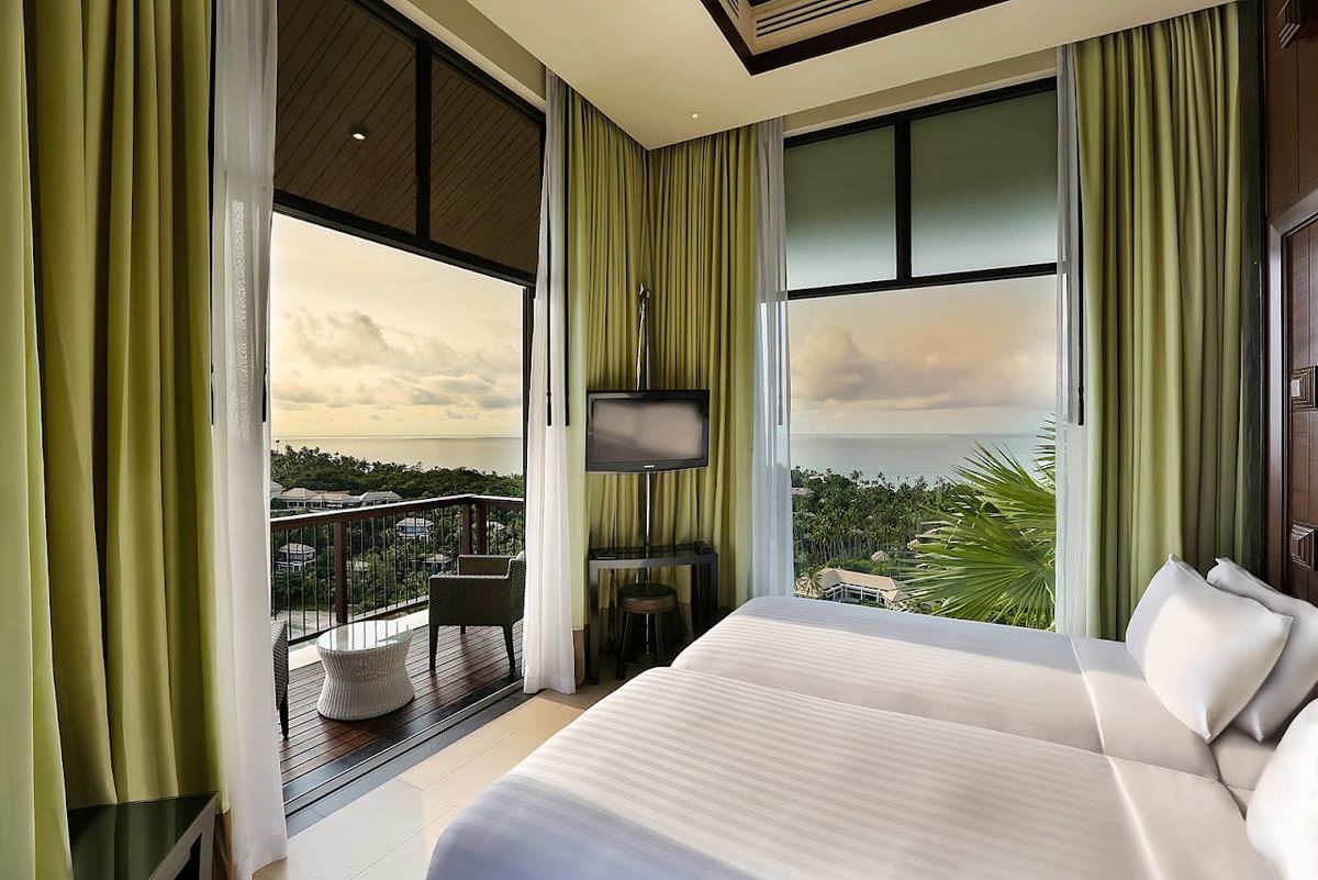 Banyan Tree Samui pool and grounds in Lamai