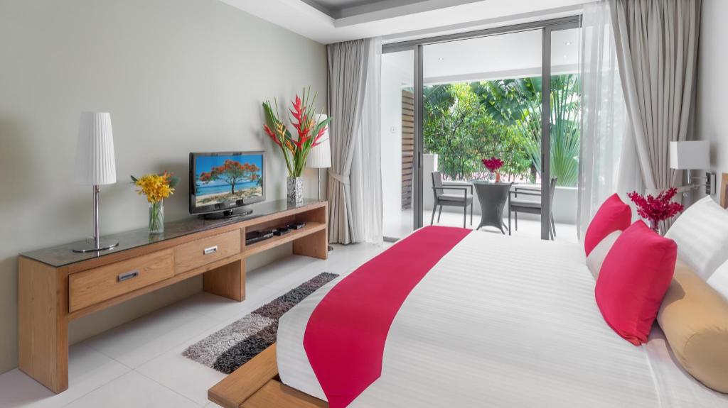 Beach Republic suite bedroom with a dark wood four-poster bed and white drapes