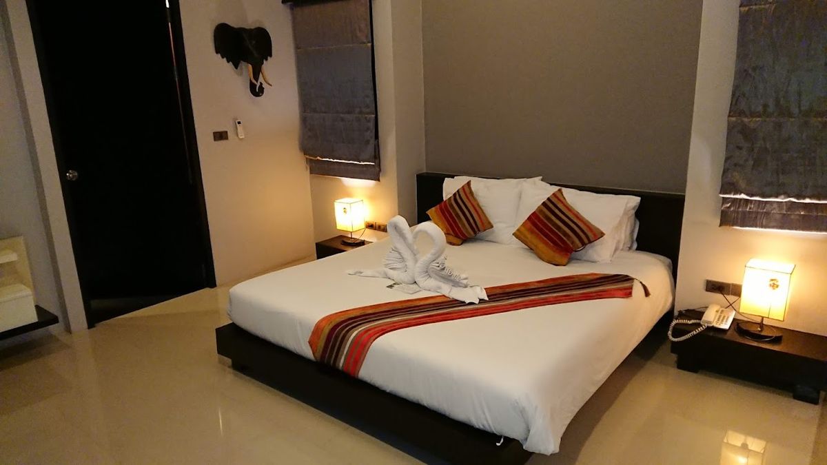 Chaweng Noi Pool Villa pool and grounds in Chaweng