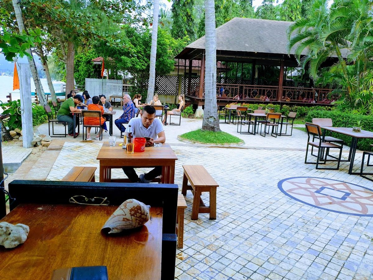 Chill Inn Lipanoi Hostel and Beach Cafe exterior in Nathon