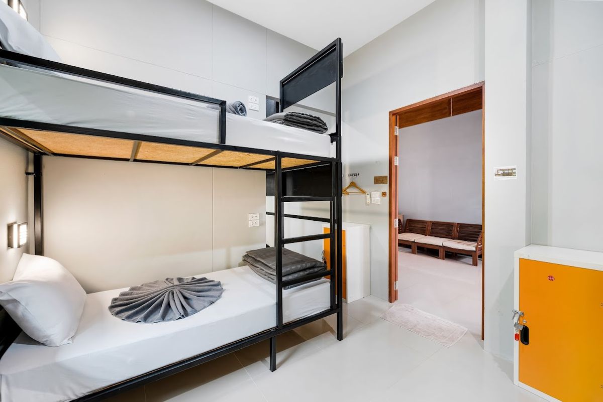Chill Inn Samui Hostel and Restaurant pool and grounds in Choeng Mon