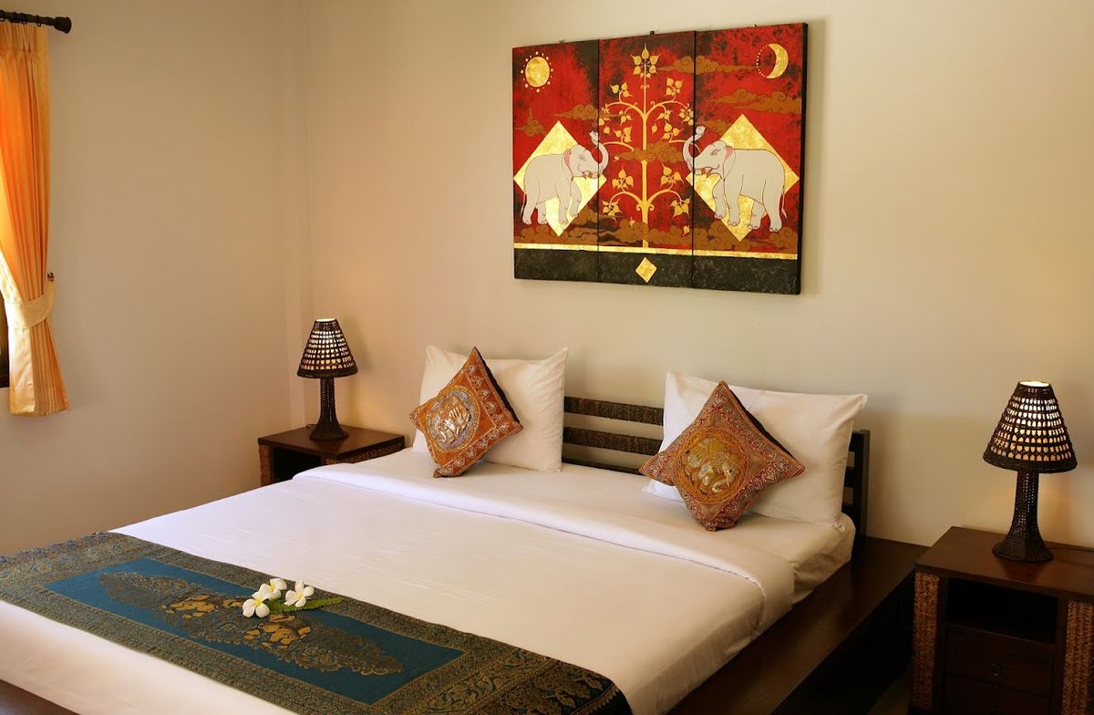 Chor Chang Villa Resort pool and grounds in Bophut
