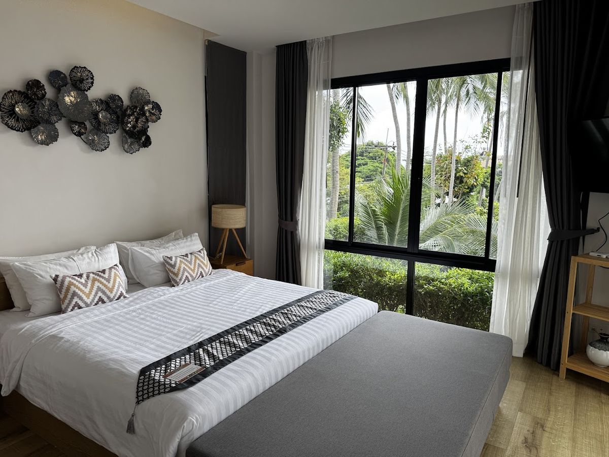 Chuz Villas pool and grounds in Lamai