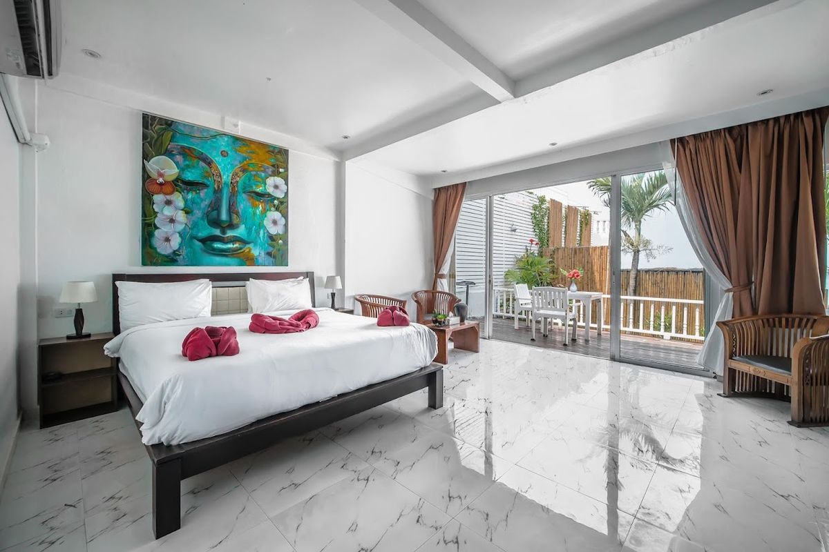 Crystal Bay Beach Resort pool and grounds in Lamai