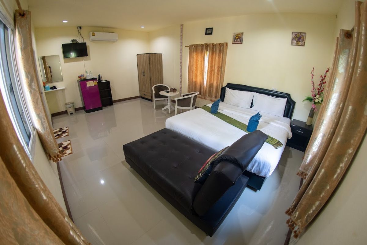 Everest Resort, Samui pool and grounds in Maenam