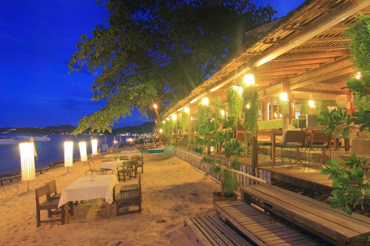 Free House Beach Bungalows & Restaurant facilities in Maenam