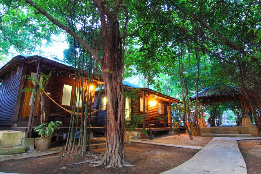 Free House Beach Bungalows & Restaurant room interior in Maenam