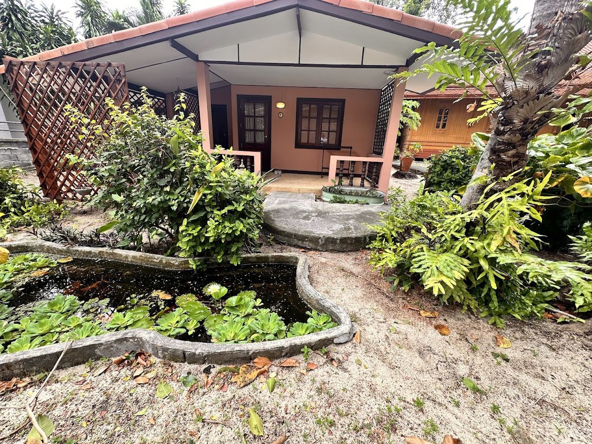 Harry's Bungalows exterior in Maenam