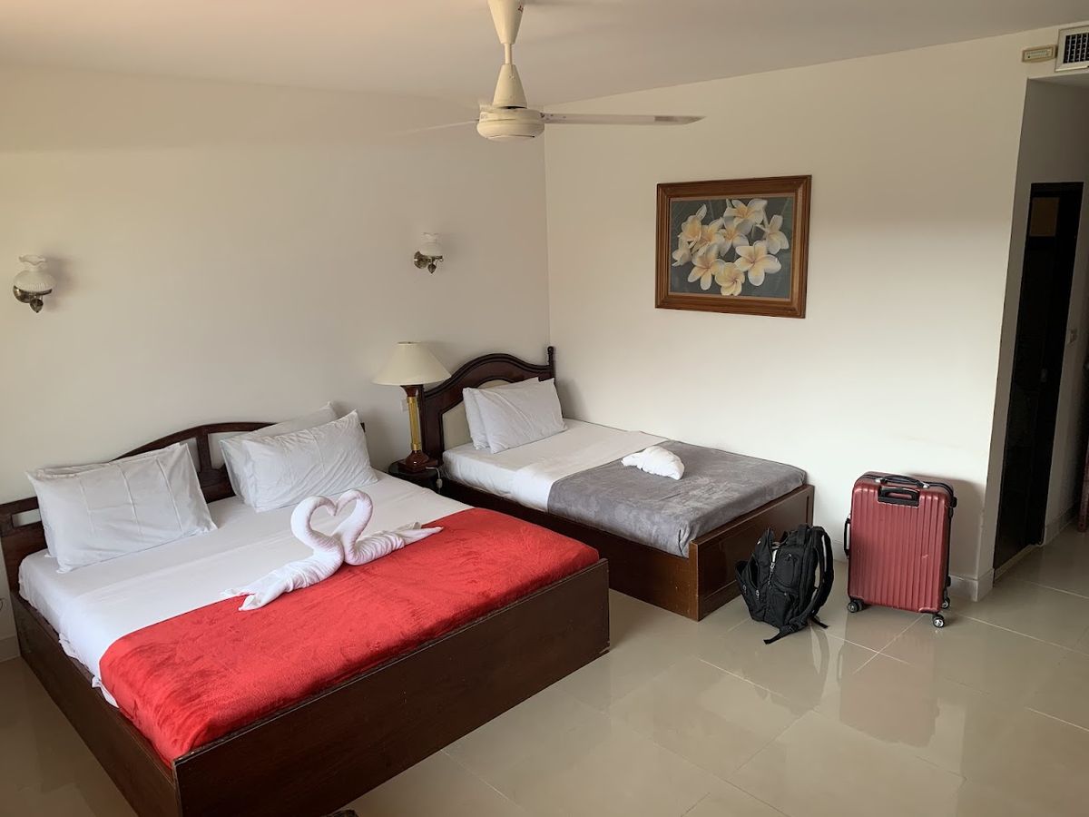 Hotel Aumpai pool and grounds in Lamai