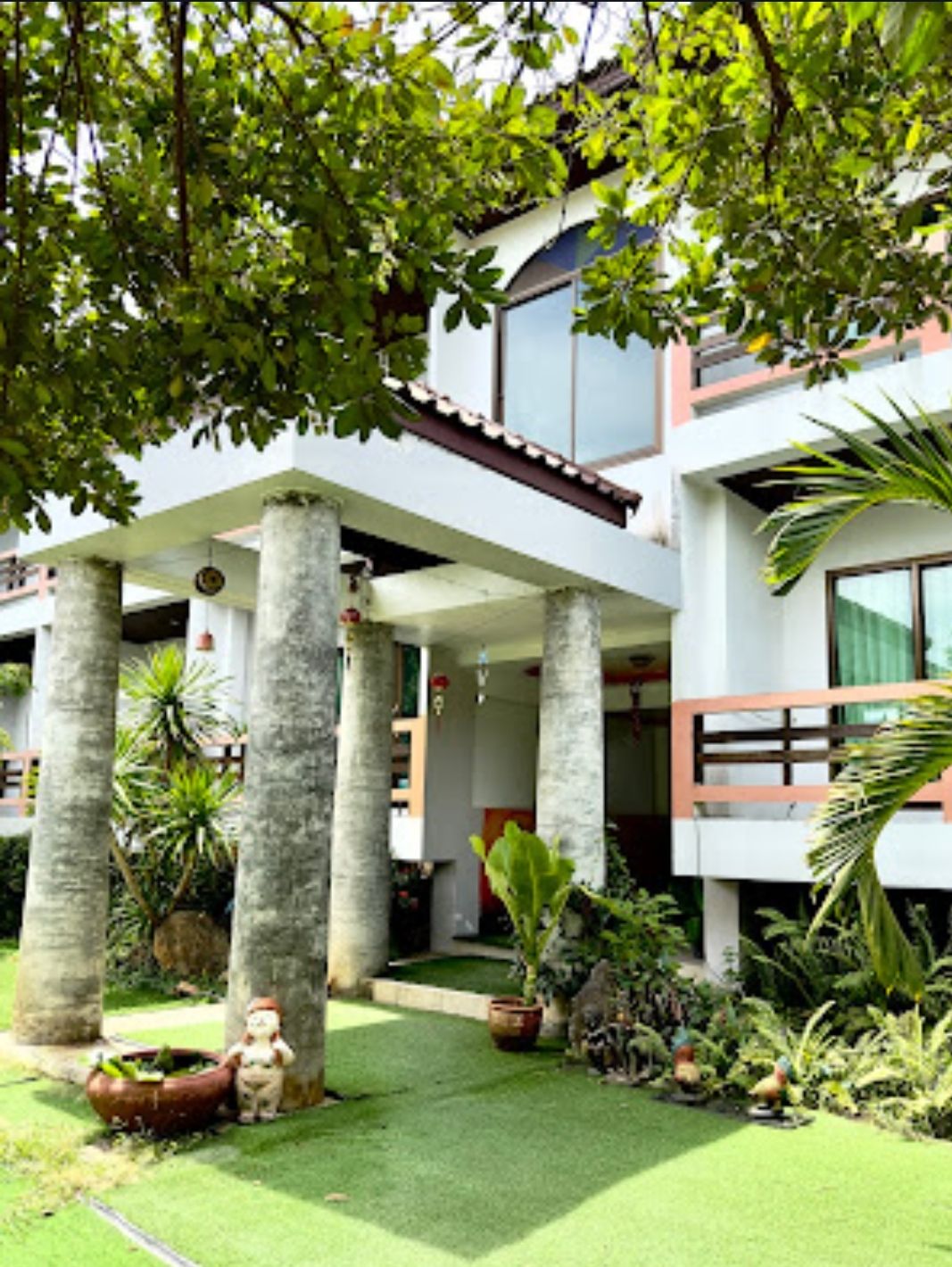 Jigsaw cafe' & resort exterior in Lipa Noi