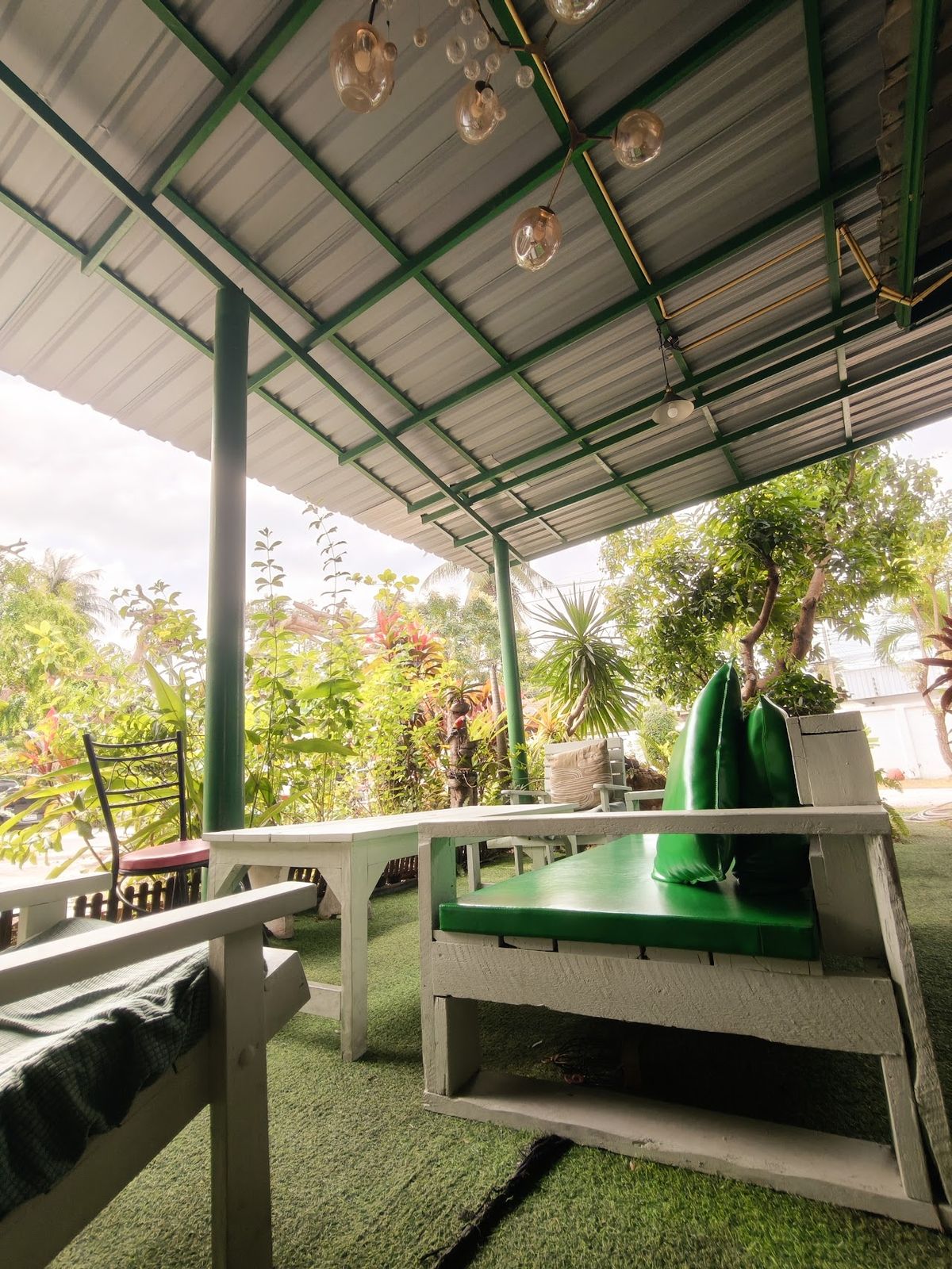 Jigsaw cafe' & resort facilities in Lipa Noi