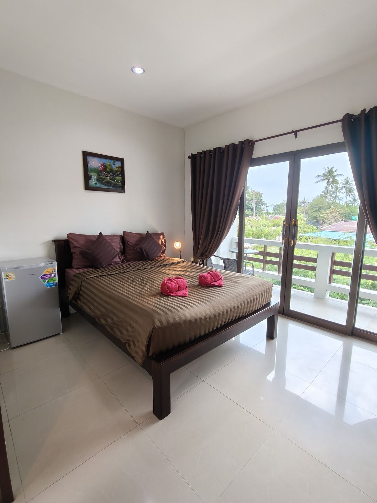 Jigsaw cafe' & resort pool and grounds in Lipa Noi