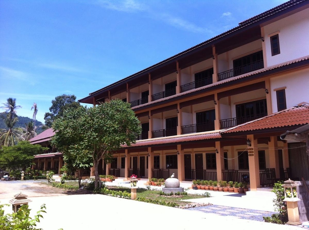 Kanlaya Park Hotel exterior in Maenam