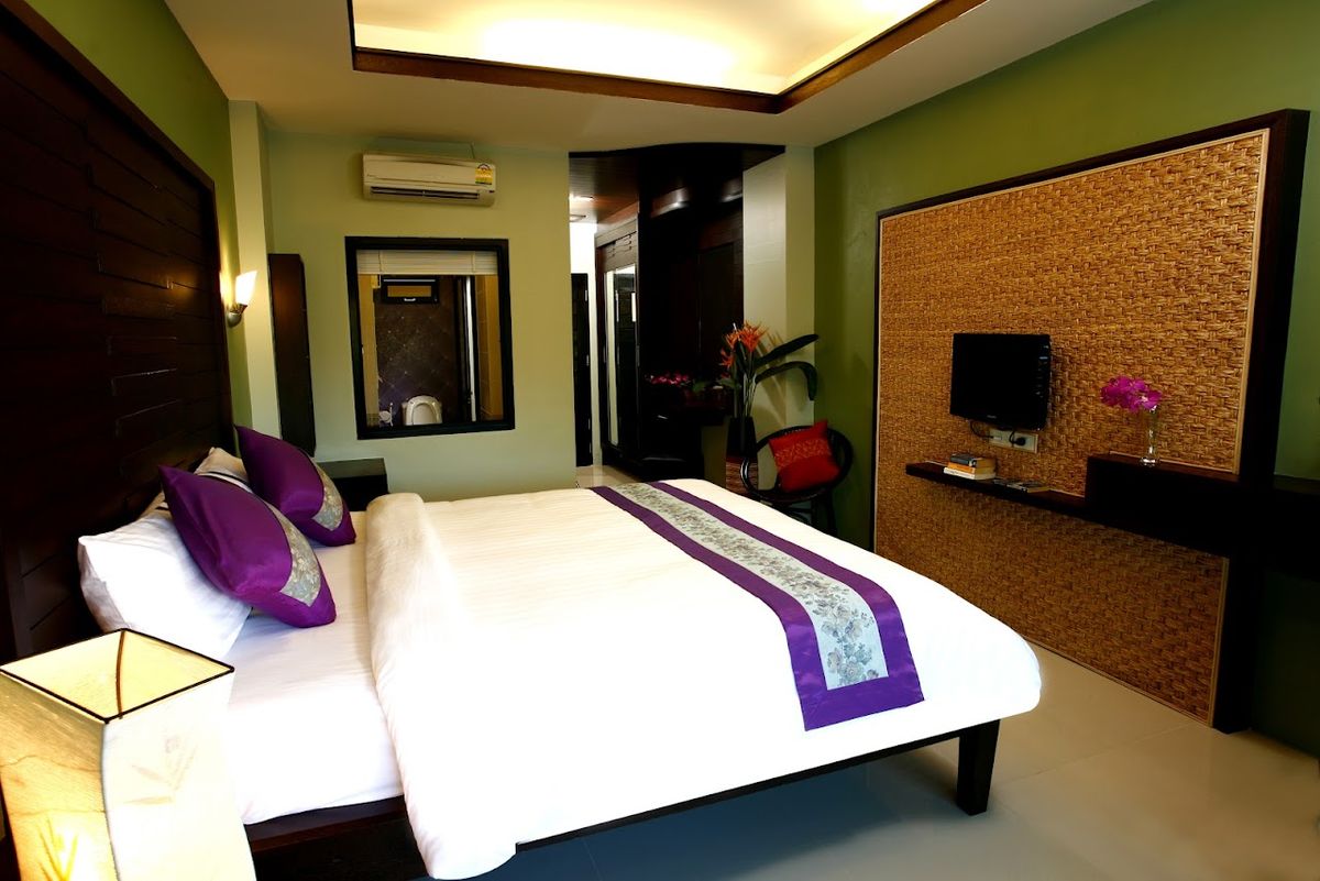 Lamoonlamai Residence&Guesthouse pool and grounds in Lamai