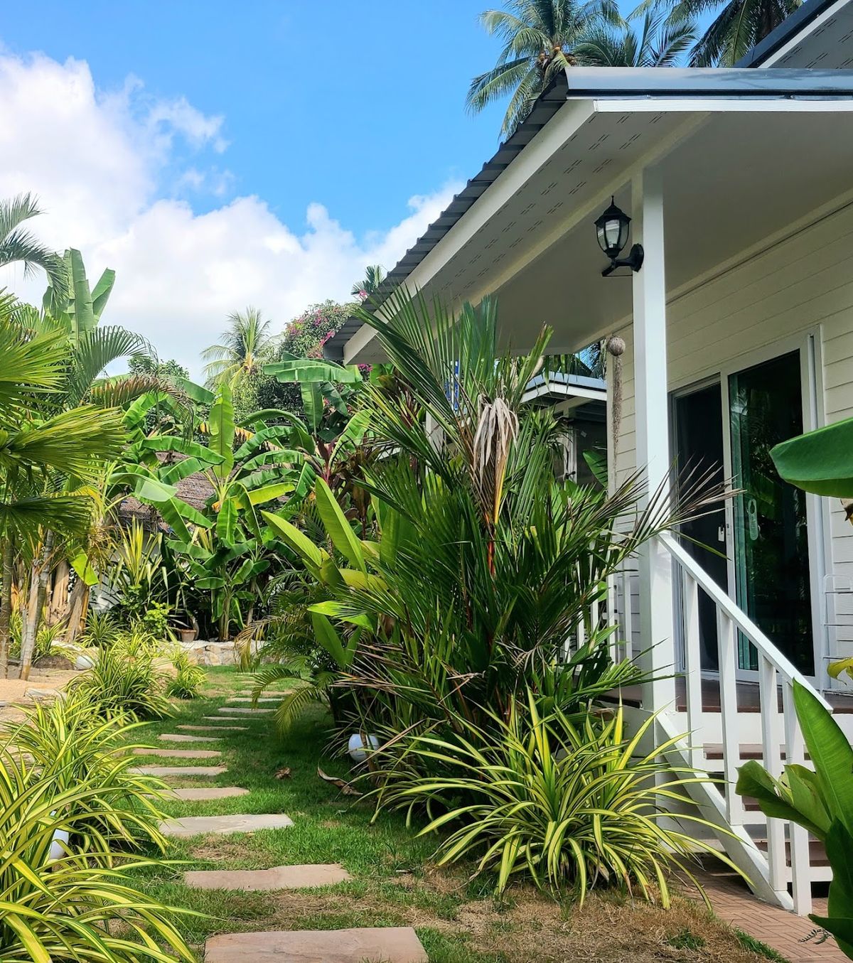 Leelawadee Bungalow & Restaurant exterior in Maenam