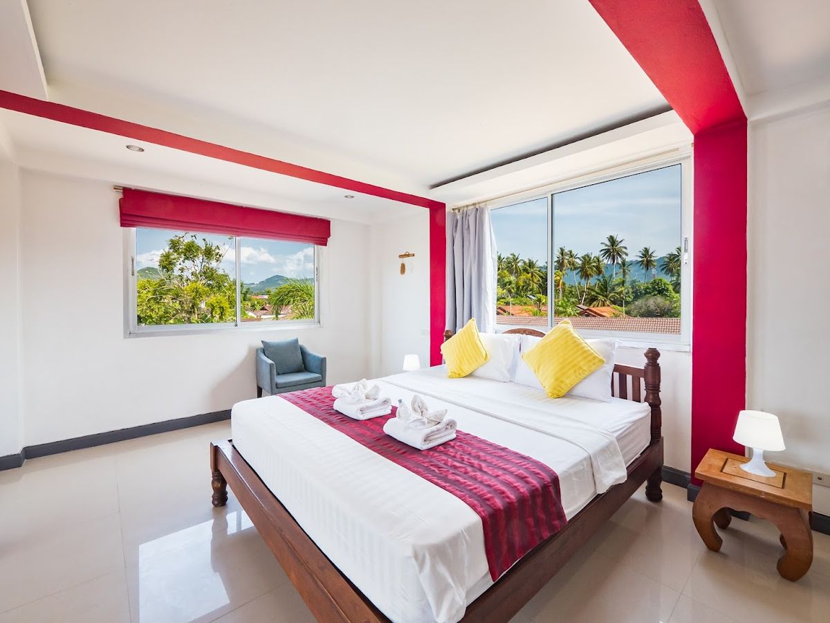 Lemon House apartments pool and grounds in Maenam