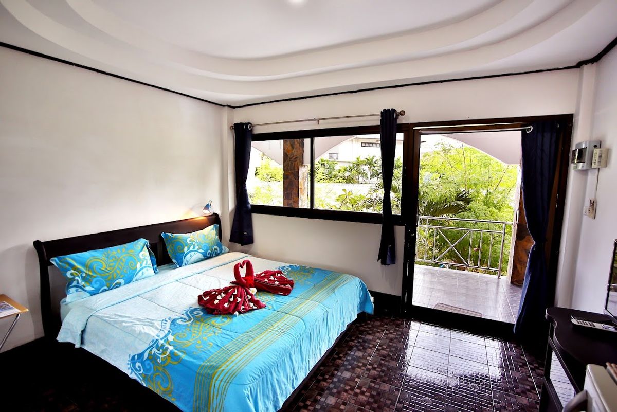 Lotus Friendly Hotel pool and grounds in Chaweng