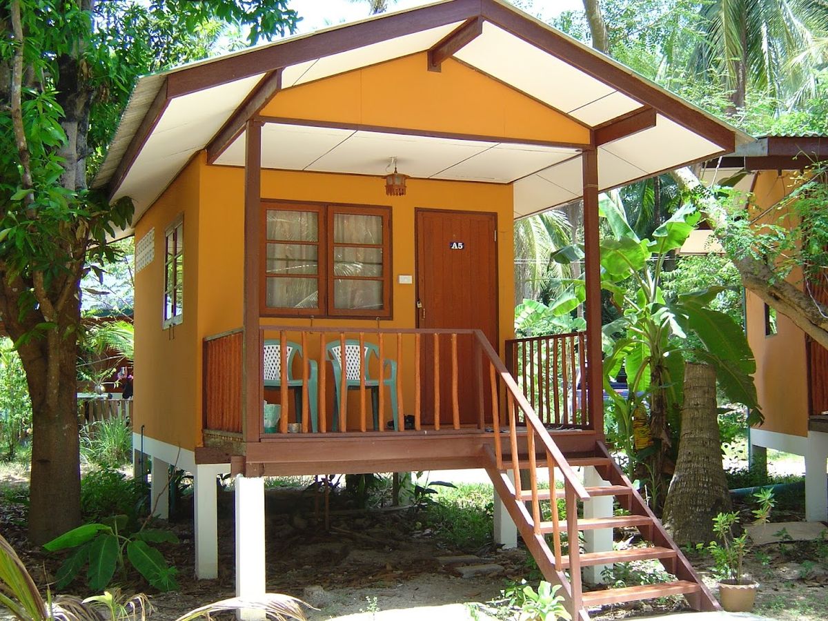 Moonhut Bungalows exterior in Maenam