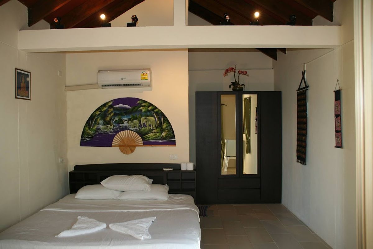 Moonhut Bungalows pool and grounds in Maenam