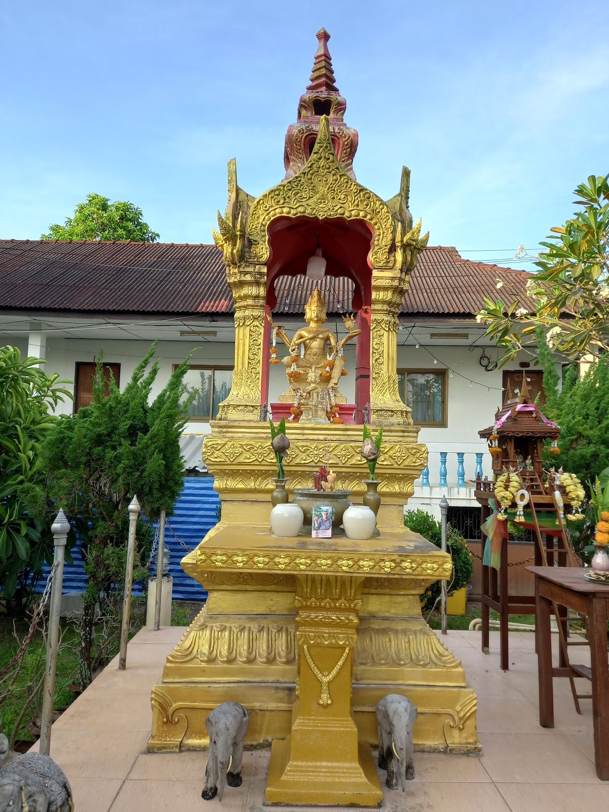 Palm Point Village exterior in Maenam