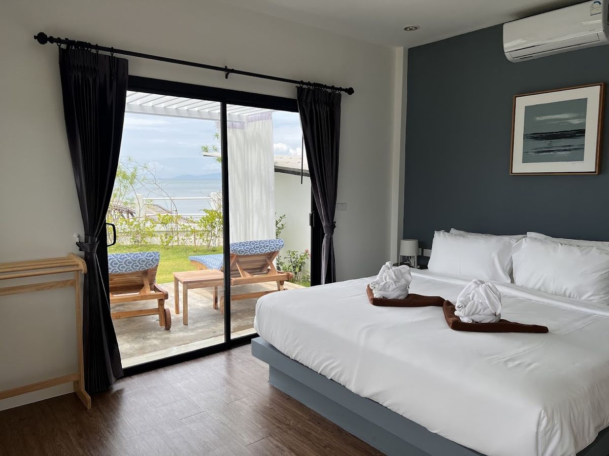 Pearl of Samui pool and grounds in Lamai
