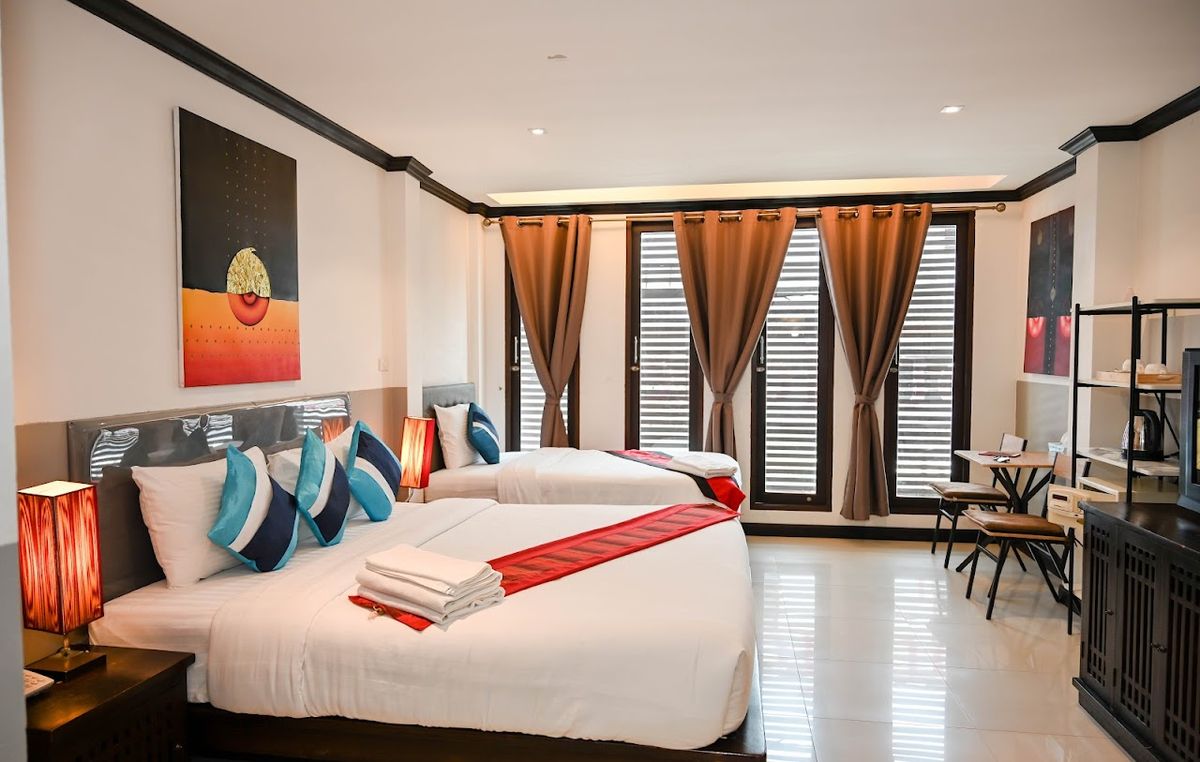 Queen Boutique Hotel pool and grounds in Chaweng