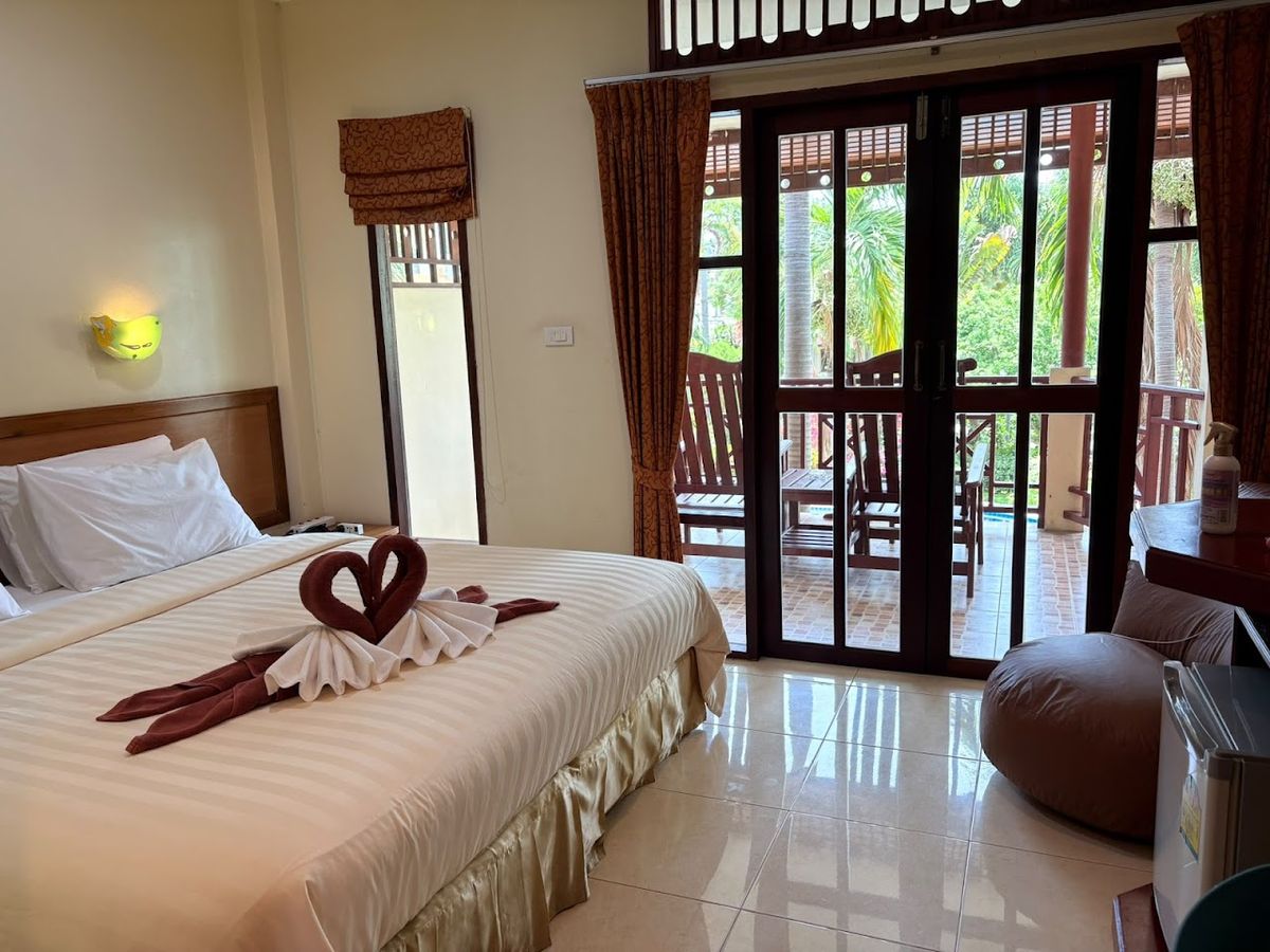 Rattana Guesthouse and Bungalow pool and grounds in Chaweng