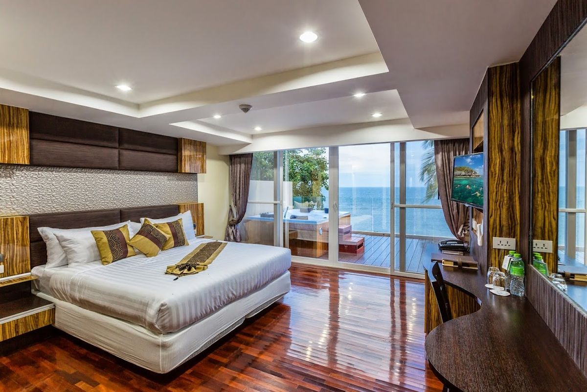 Royal Beach Boutique Resort pool and grounds in Lamai