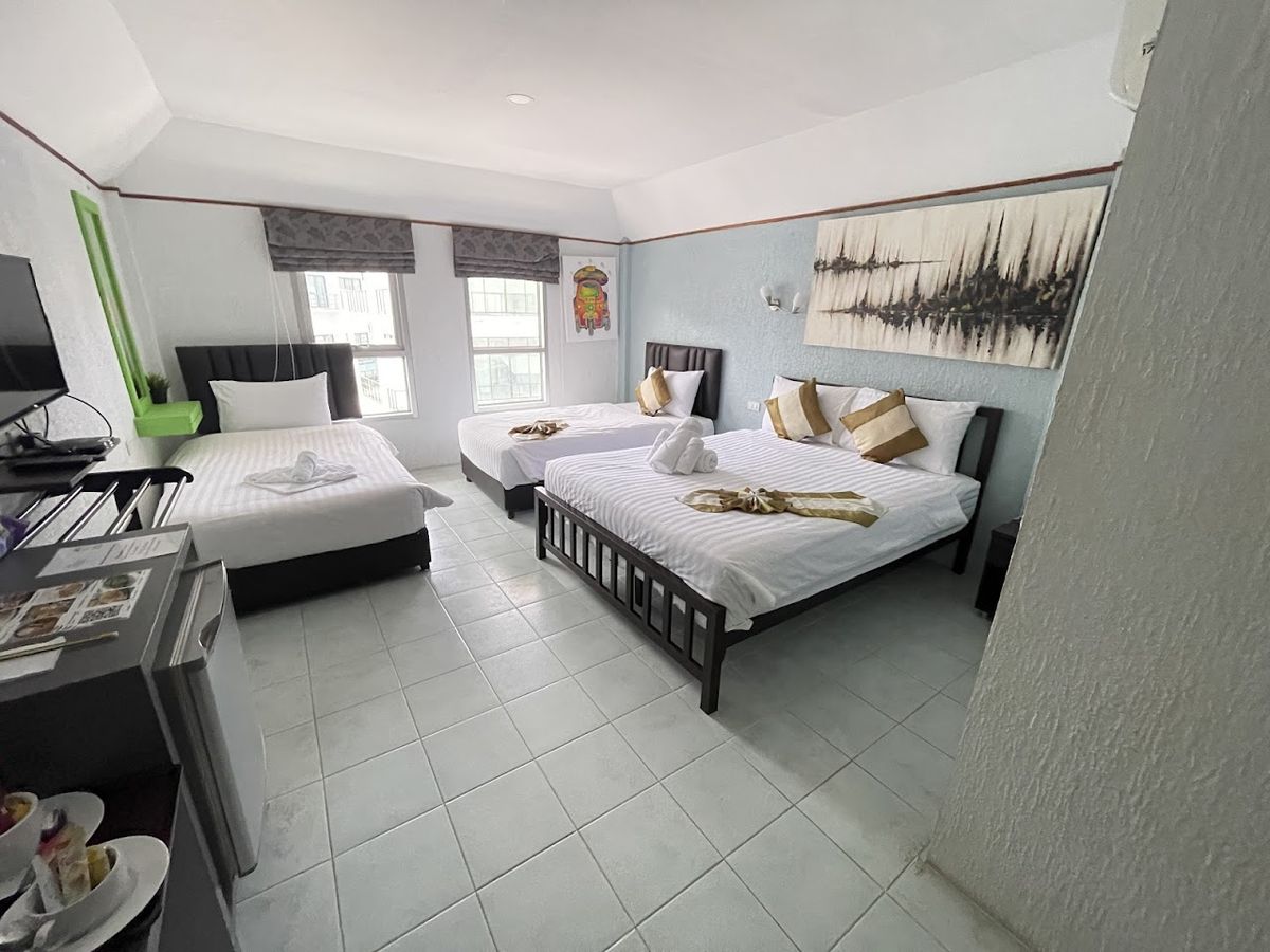 Samui green hotel pool and grounds in Chaweng