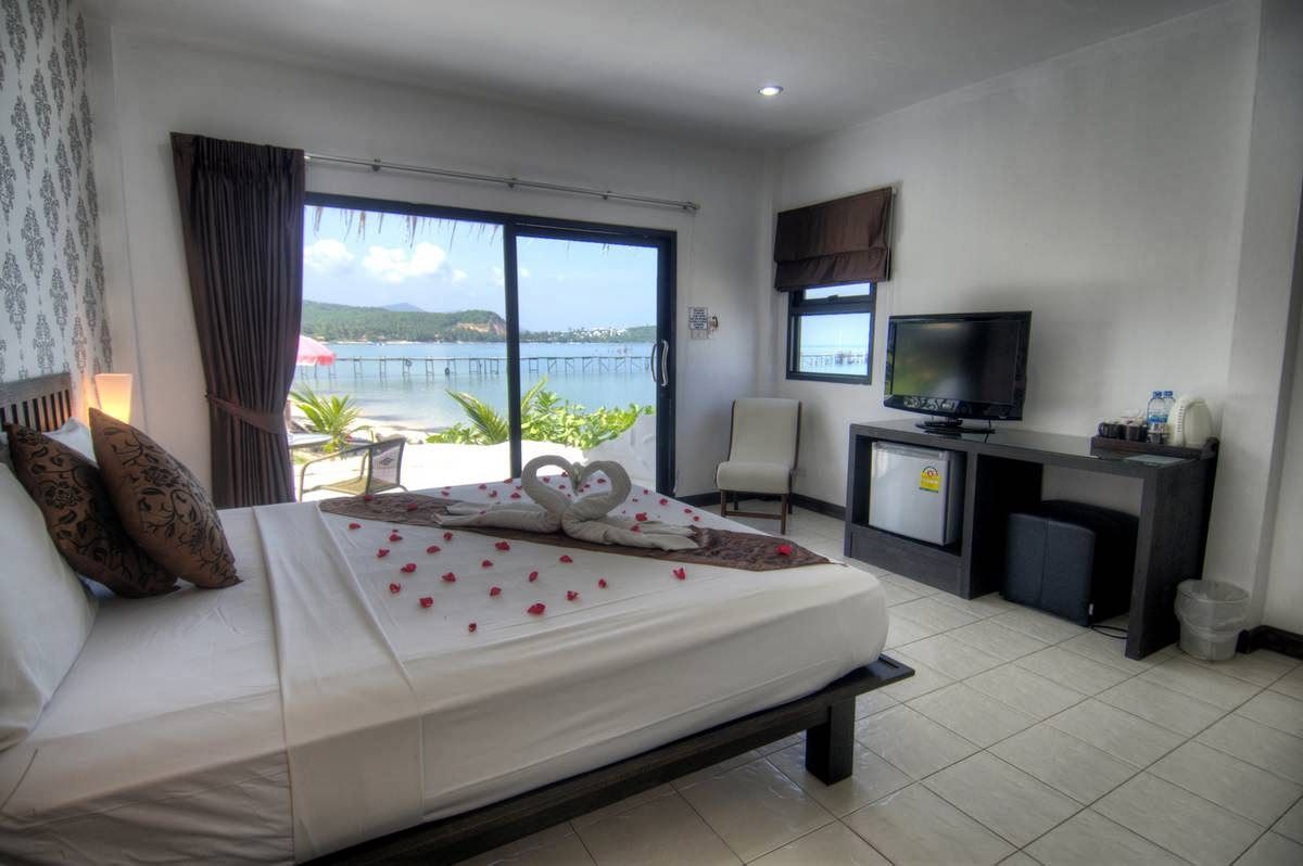 Samui Pier Beach front Resort pool and grounds in Bophut