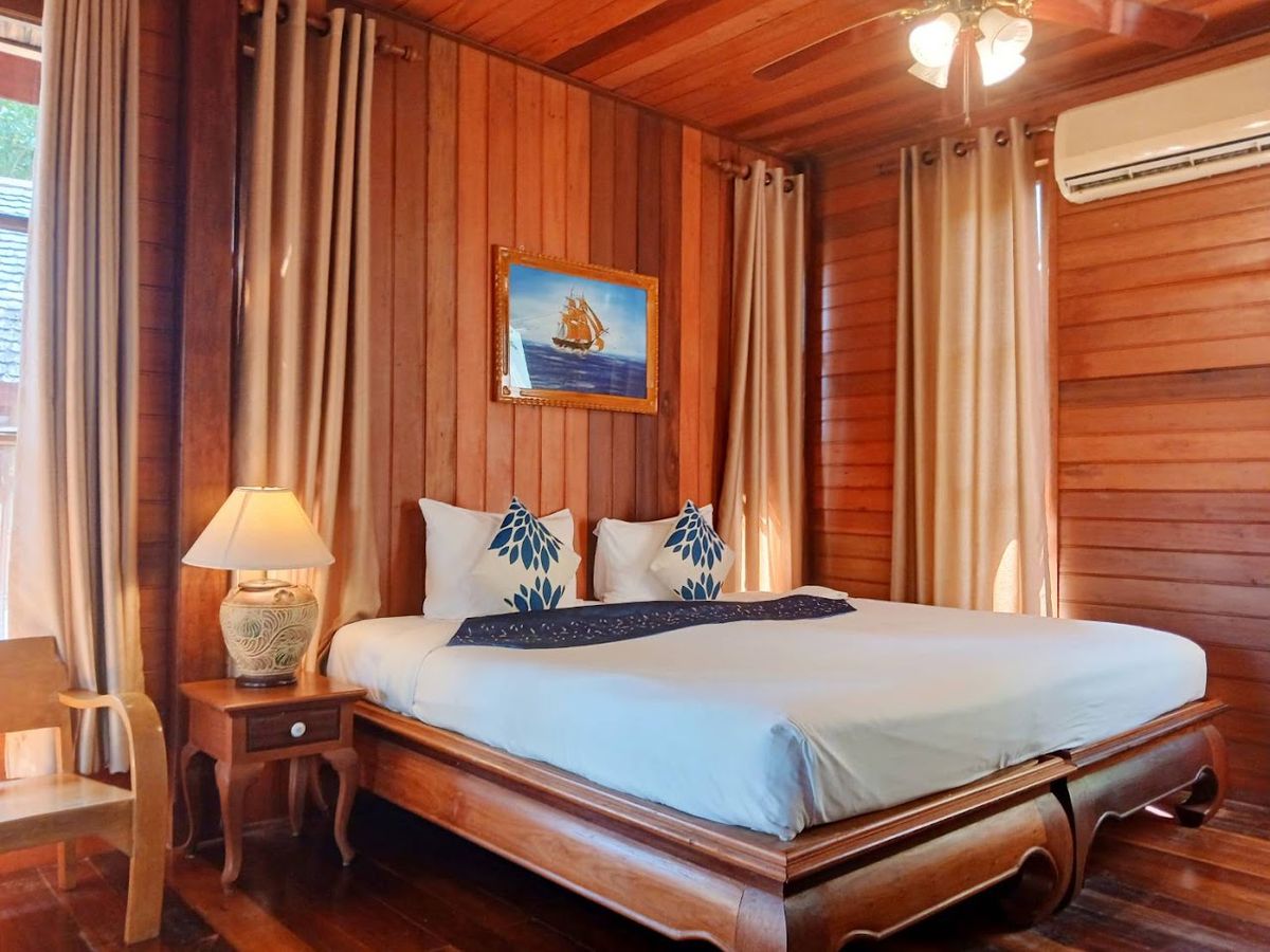Samui Wooden Hill Resort pool and grounds in Lamai