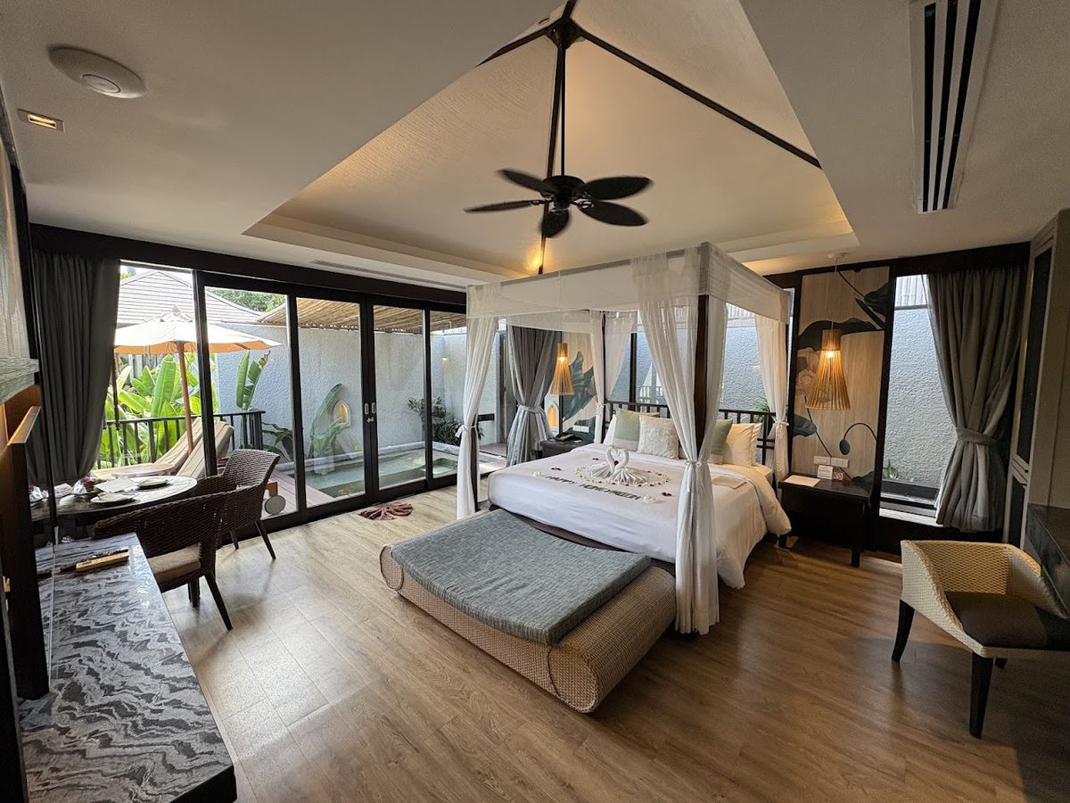 Sareeraya Villas & Suites - Koh Samui pool and grounds in Chaweng