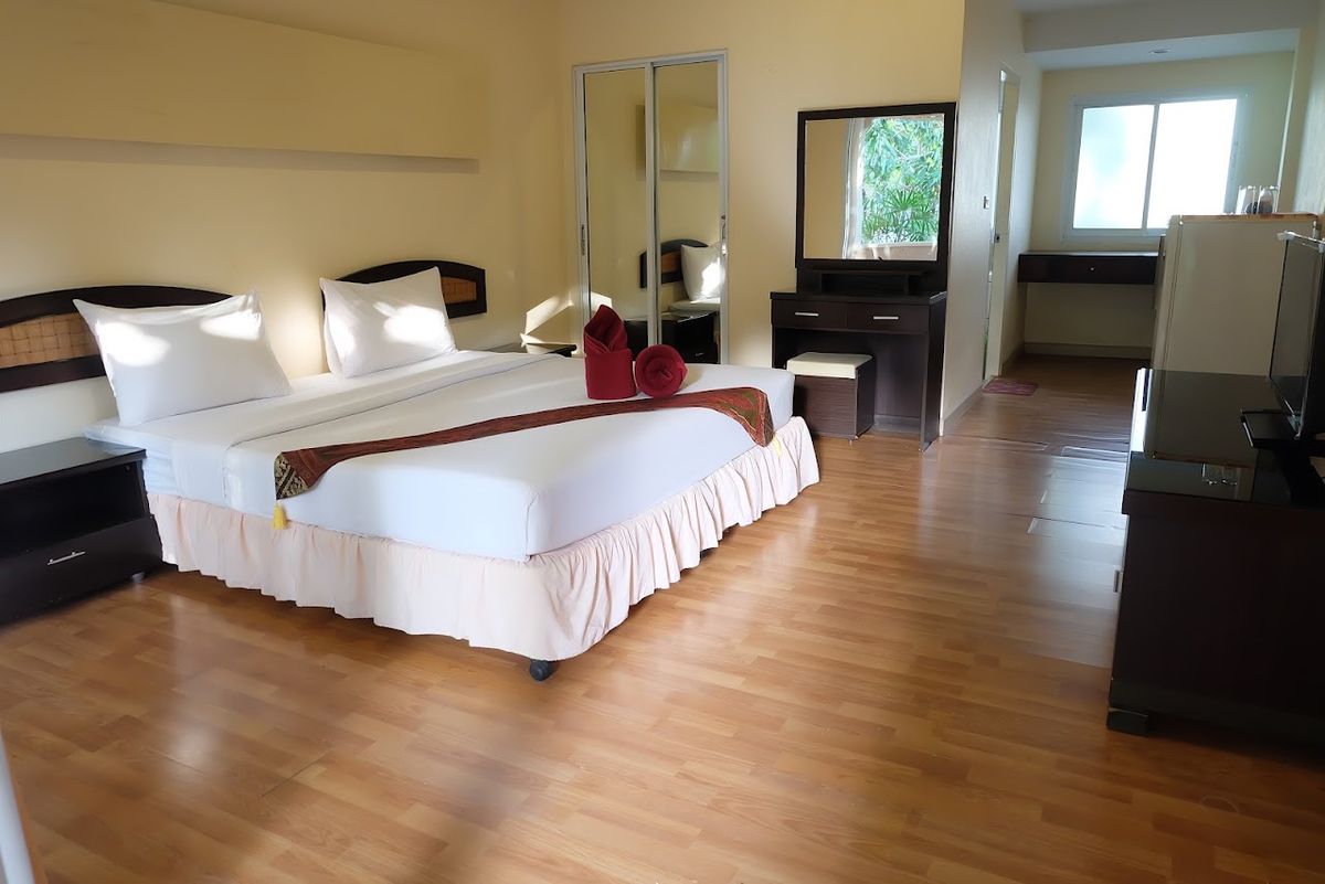 Save House Resort pool and grounds in Maenam