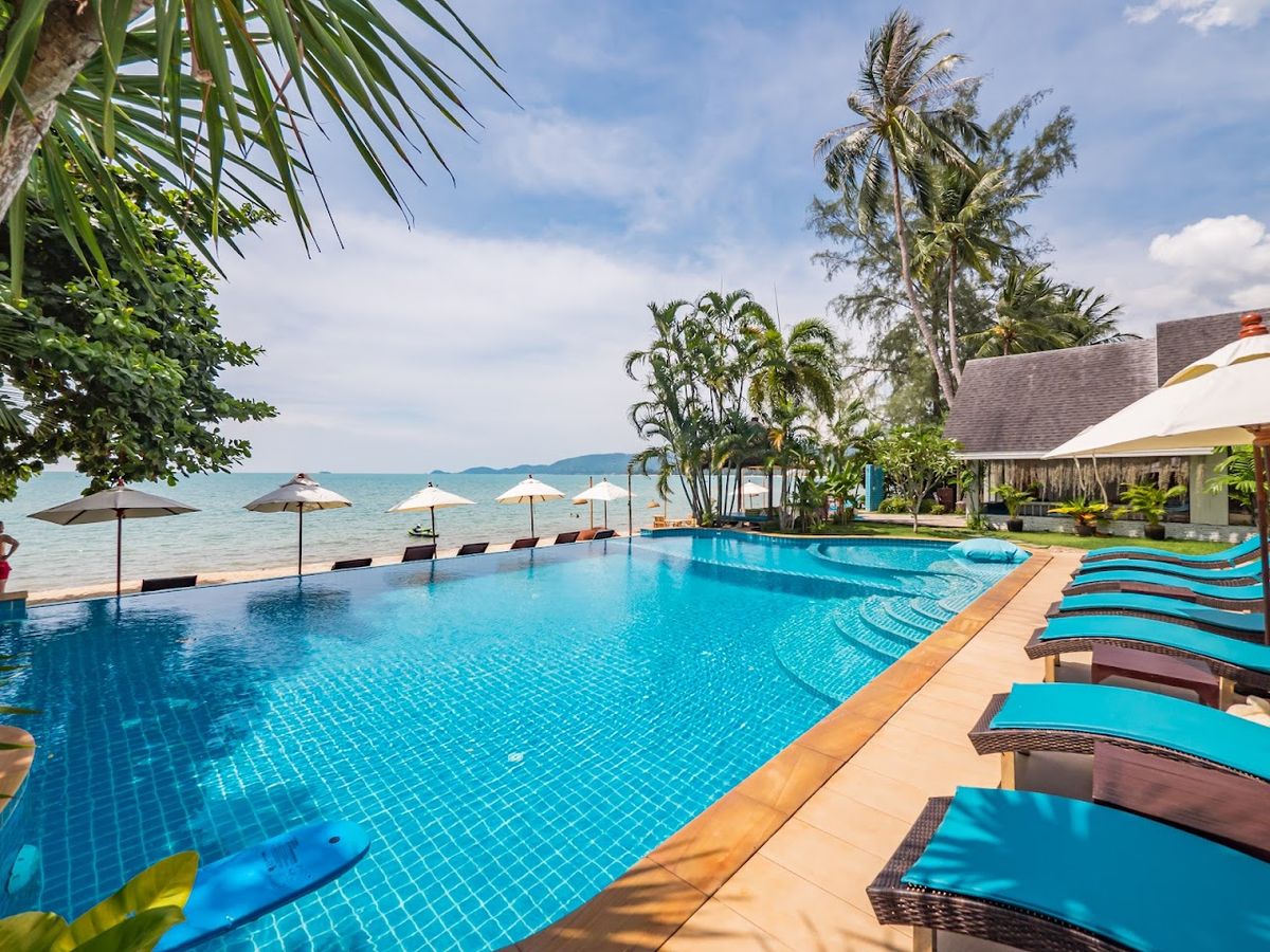 Sea Valley Resort room interior in Lipa Noi