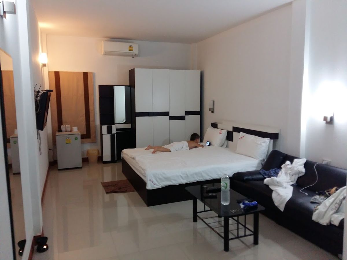Sri Samui pool and grounds in Nathon