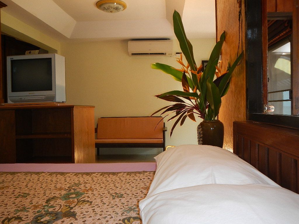 Sunrise Bungalow pool and grounds in Lamai