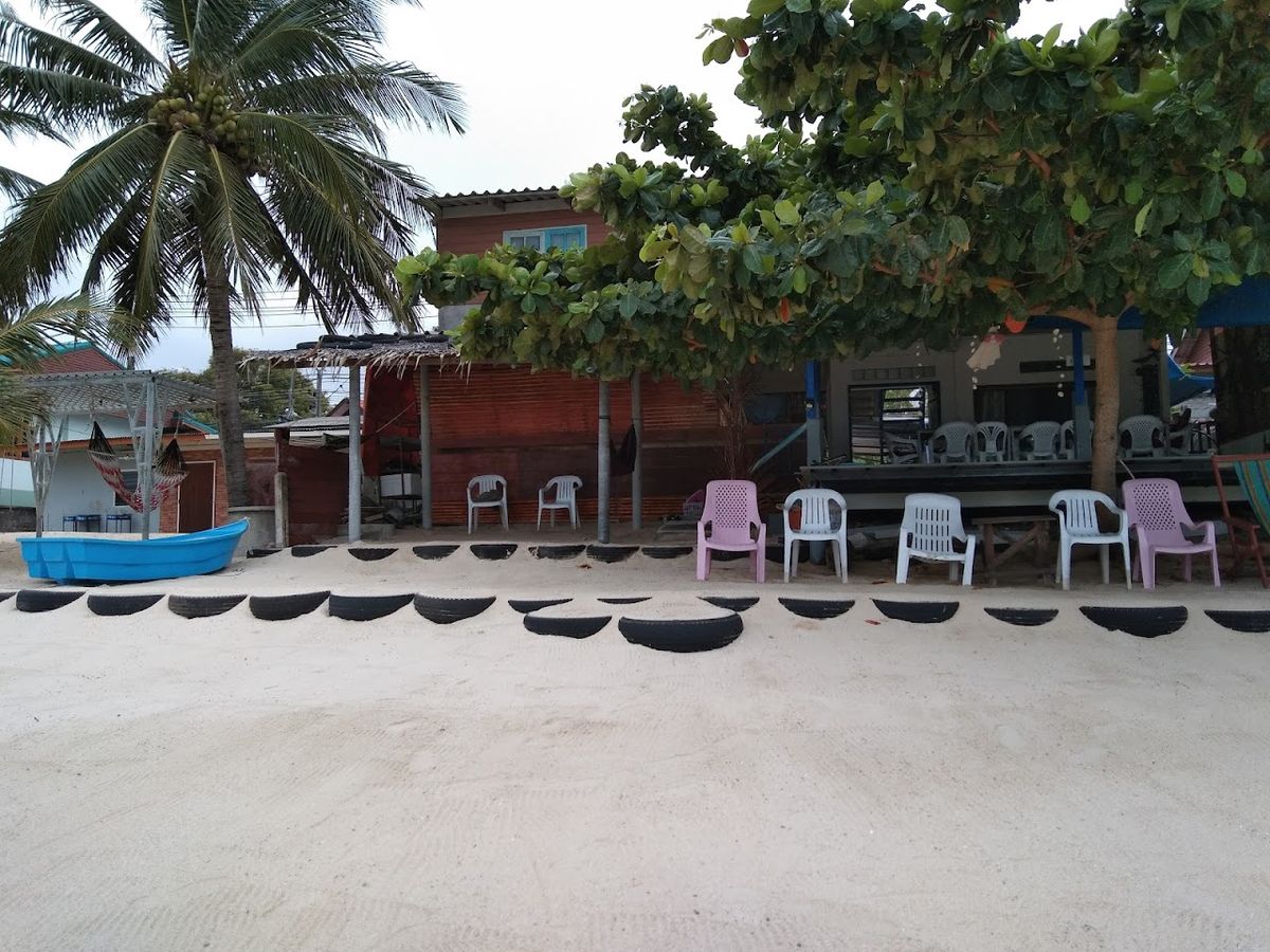 The Dreamcatcher Hostel exterior in Nathon